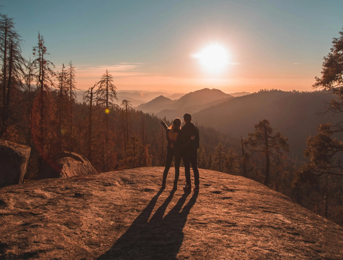 Liebespaar in der Natur bei Sonnenuntergang